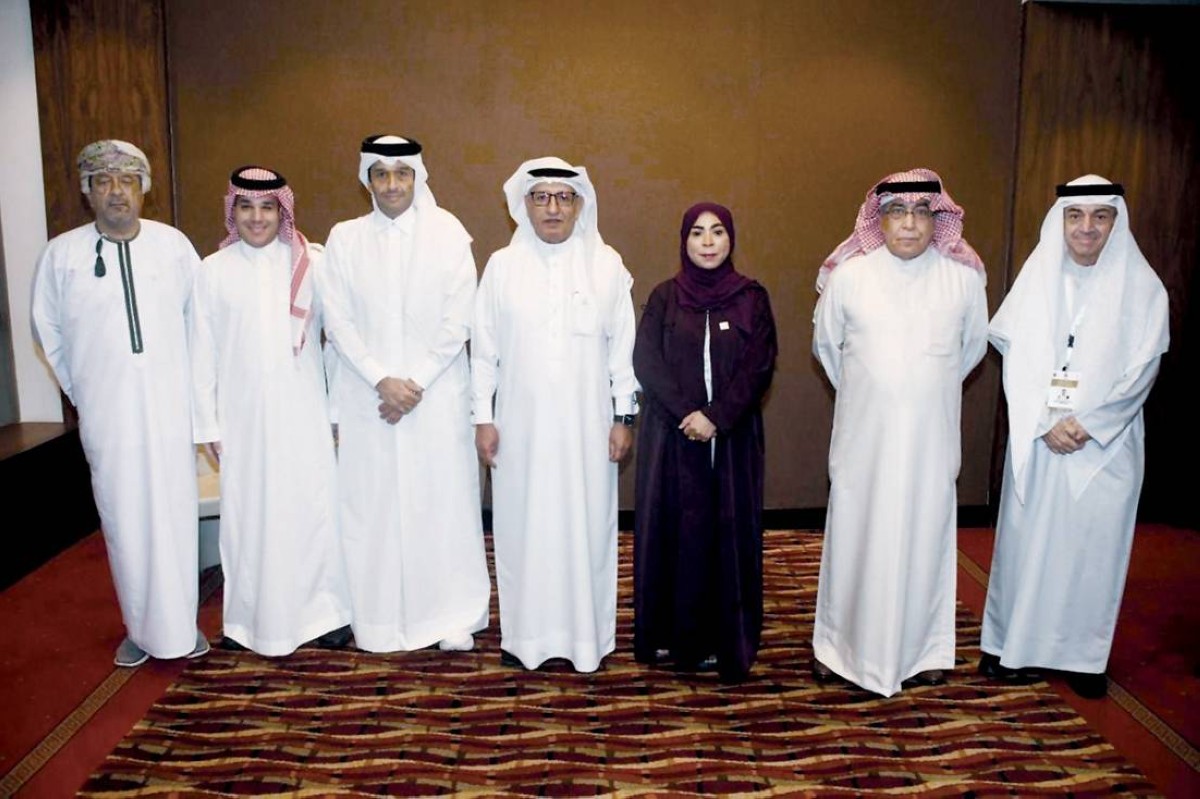 المشاركون في الاجتماع بحضور فضيلة المعيني