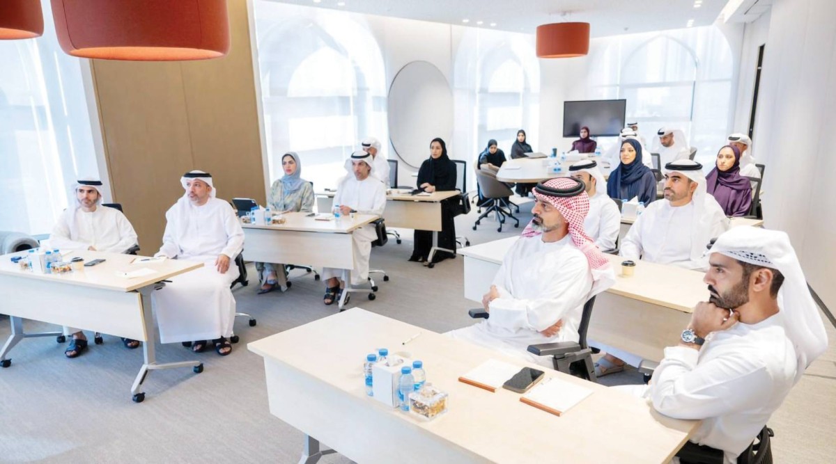 عمار النعيمي خلال حضوره جلسة لبرنامج المعارف الاستراتيجية للقيادات الحكومية