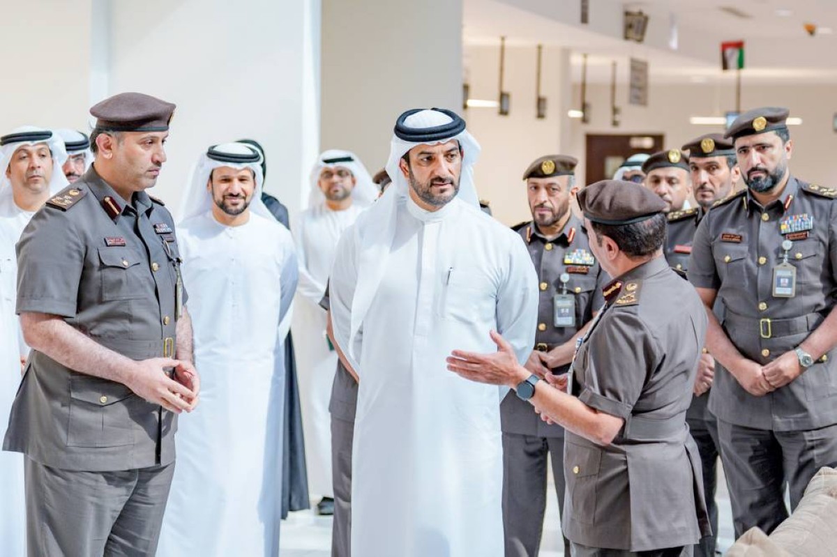 سلطان بن أحمد خلال لقائه عارف الشامسي ووفد الهيئة