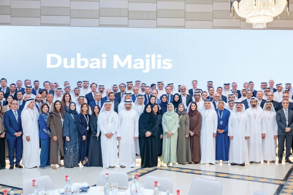 حمدان بن محمد عقب اللقاء بحضور سلطان المنصوري وسلطان بن سليم وهلال المري وعبد العزيز الغرير وهالة بدري وهادي بدري وهدى الهاشمي ومالك آل مالك وعمر الفطيم ورجاء القرق