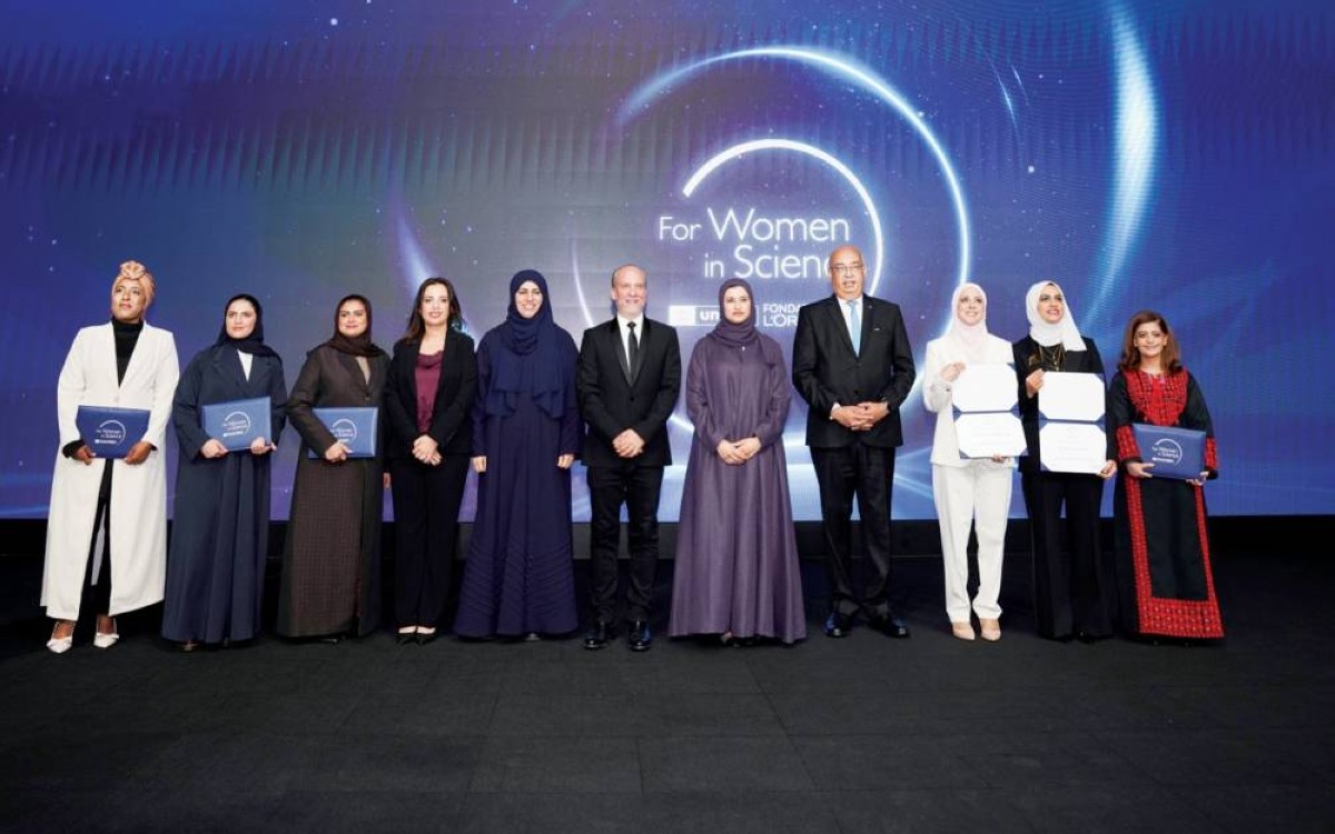 سارة الأميري خلال الحفل بحضور شخصيات ومكرمات