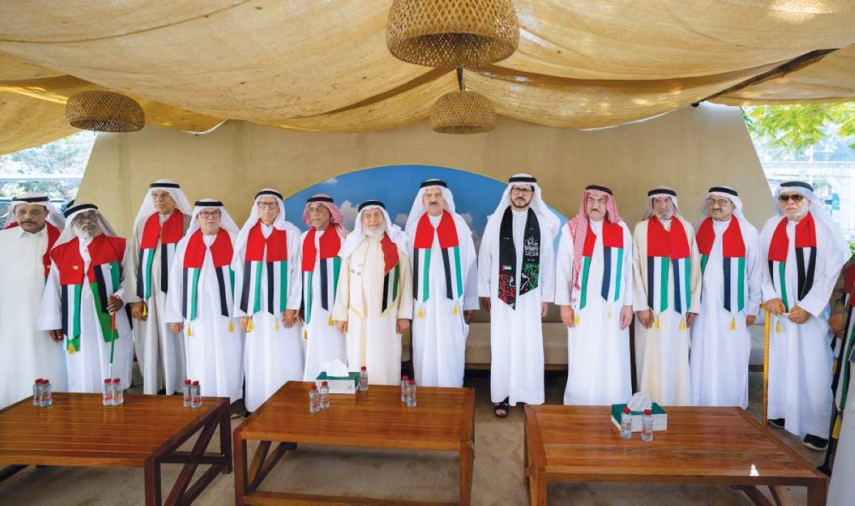 سعيد الطاير ومسؤولو الهيئة خلال الاحتفال