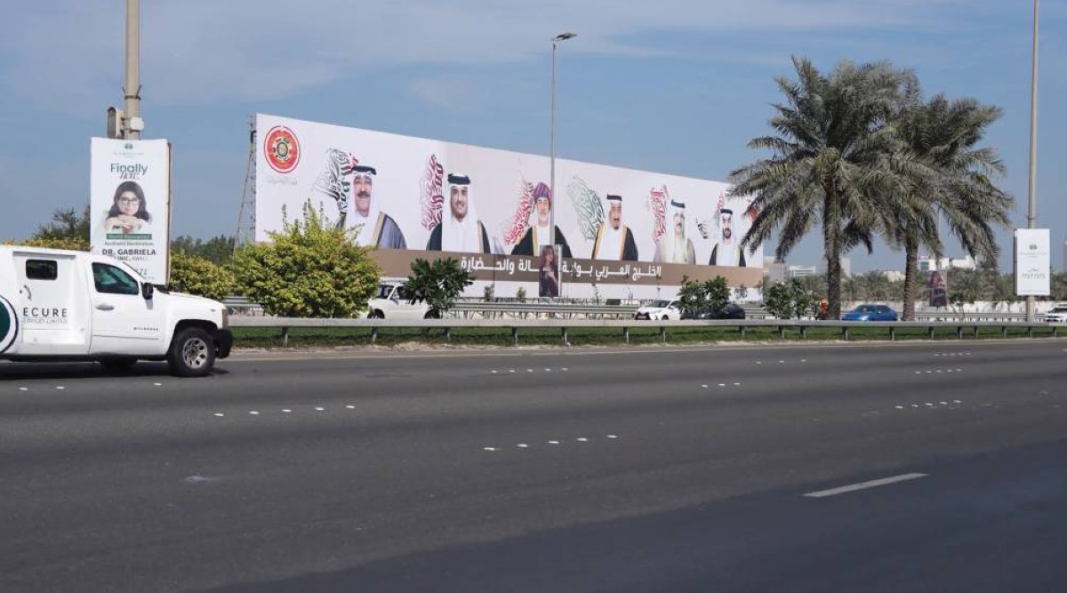 شوارع المنامة تتزين بصور قادة مجلس التعاون وعبارات الترحيب