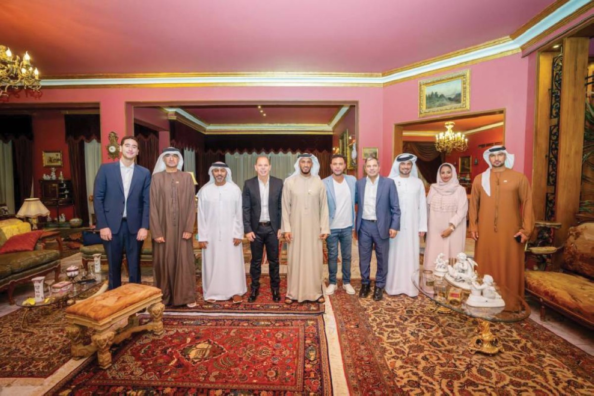 عبدالله آل حامد والحضور خلال زيارة عادل إمام في منزله في الجيزة