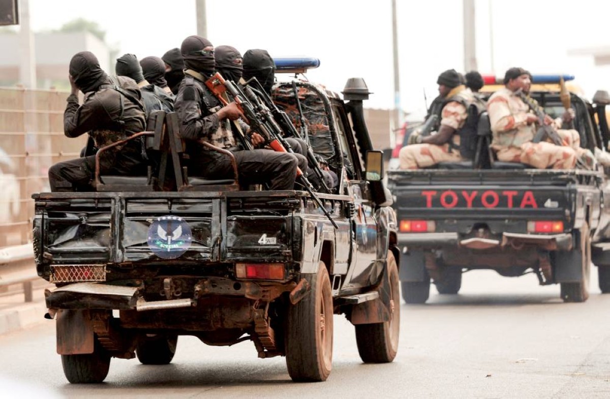 جنود يقومون بدورية على الطريق الرئيسي في العاصمة بيساو