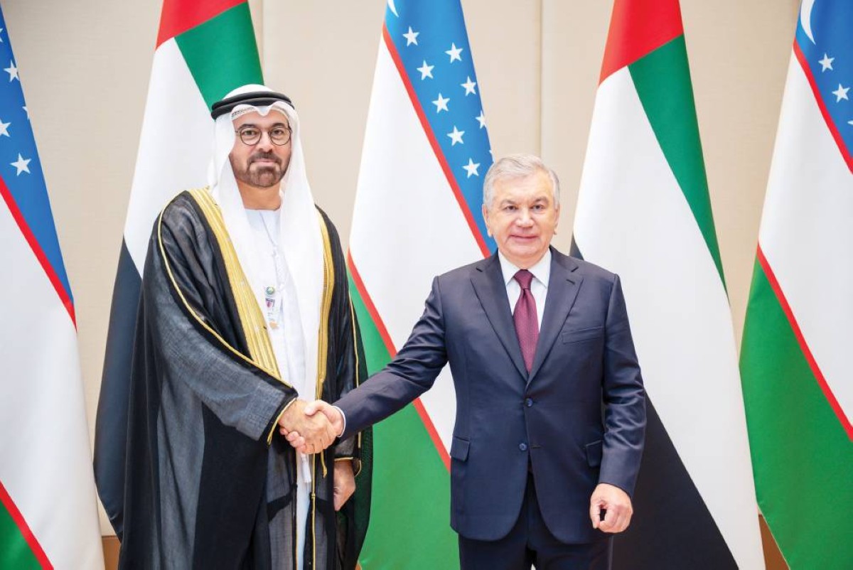 شوكت ميرضيائيف مصافحاً محمد القرقاوي