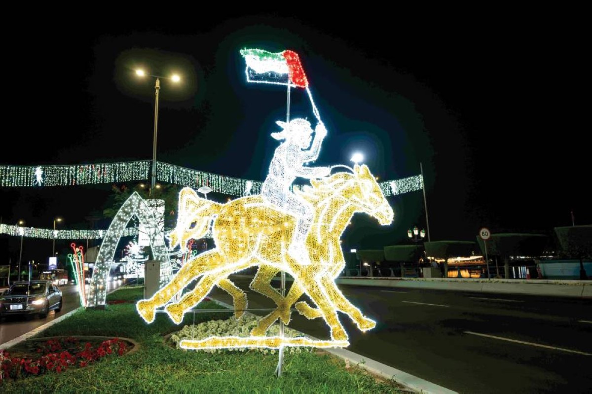 أبوظبي تتزين بـ 6500 تشكيل مضيء