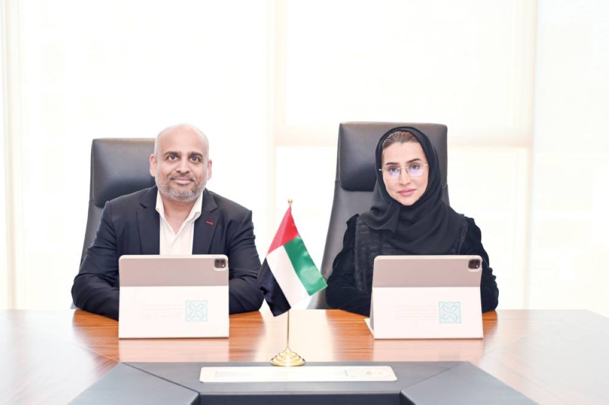 زينب جمعة التميمي وجايا أرونا سلام خلال التوقيع على الشراكة