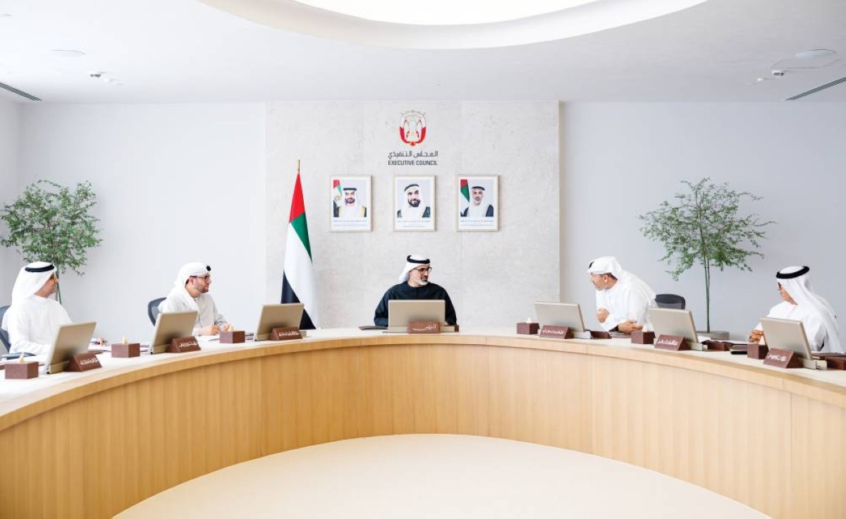 خالد بن محمد مترئساً اجتماع المجلس التنفيذي لإمارة أبوظبي بحضور خلدون المبارك وأحمد المزروعي ومغير الخييلي وجاسم الزعابي 


