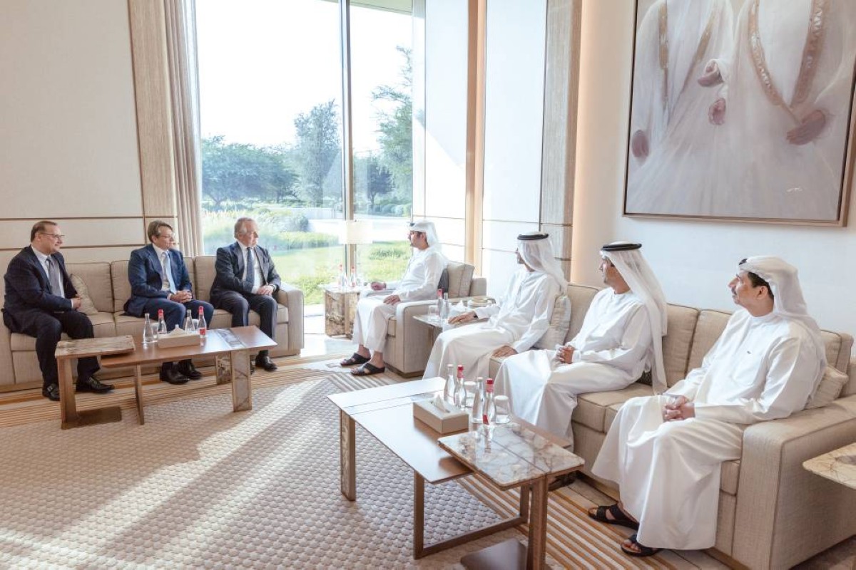 مكتوم بن محمد خلال استقبال ألكسندر ويناندتس والوفد المرافق بحضور محمد الحسيني وهلال المري وعصام كاظم
