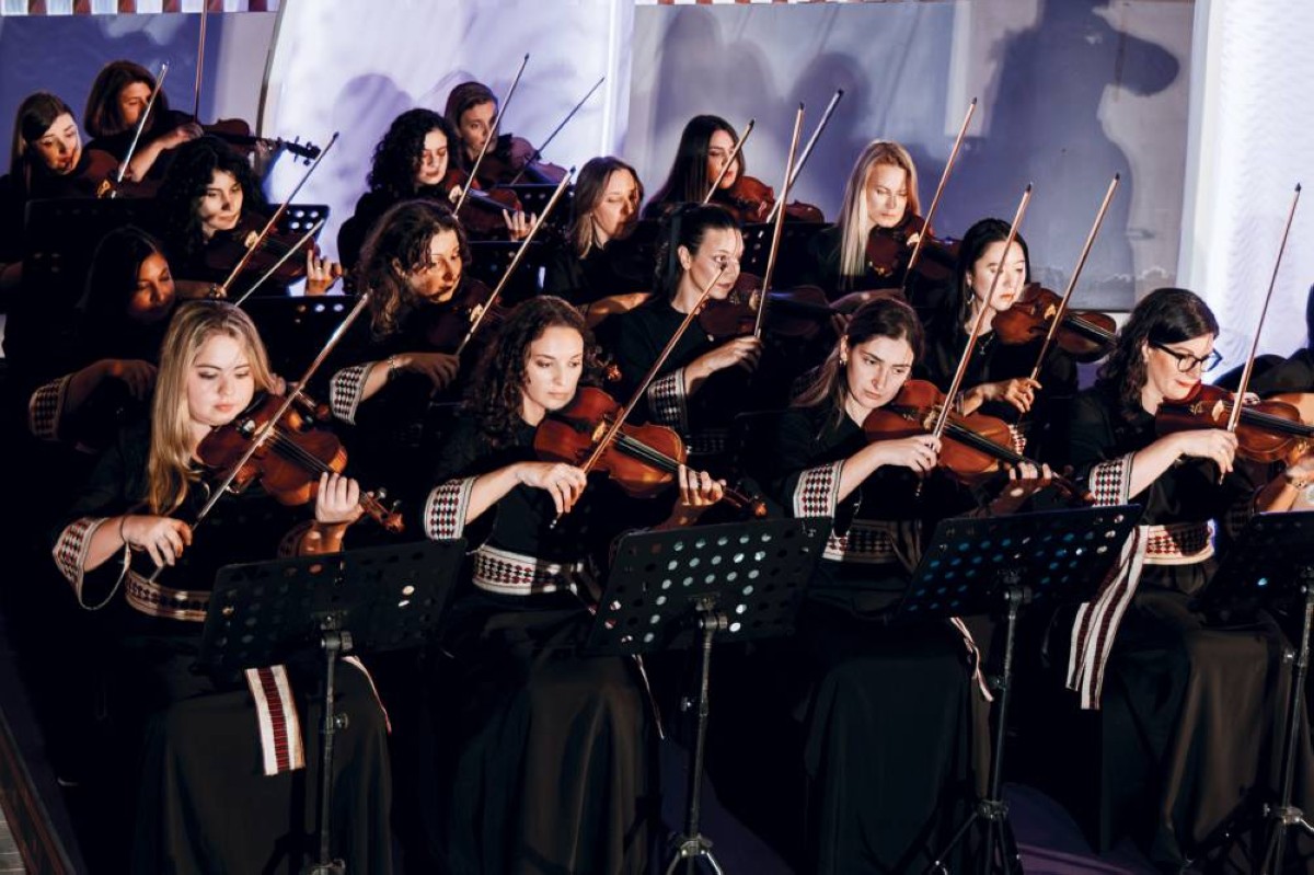 الأوركسترا تشدو بأغنية «زايد وراشد» التي تم اختيار مقاطعها من قصيدة «الشعب والقايد