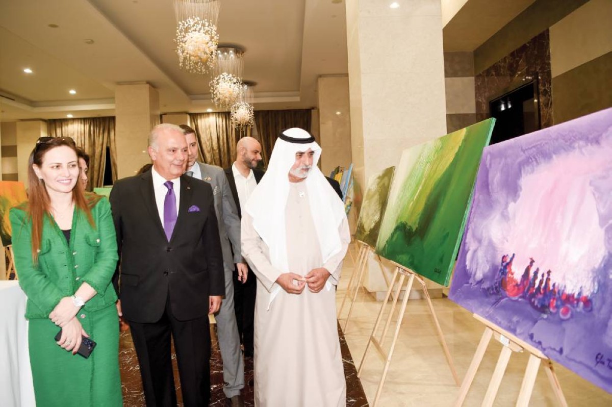 نهيان بن مبارك خلال افتتاح معرض «من فن الدبلوماسية إلى فن الألوان»