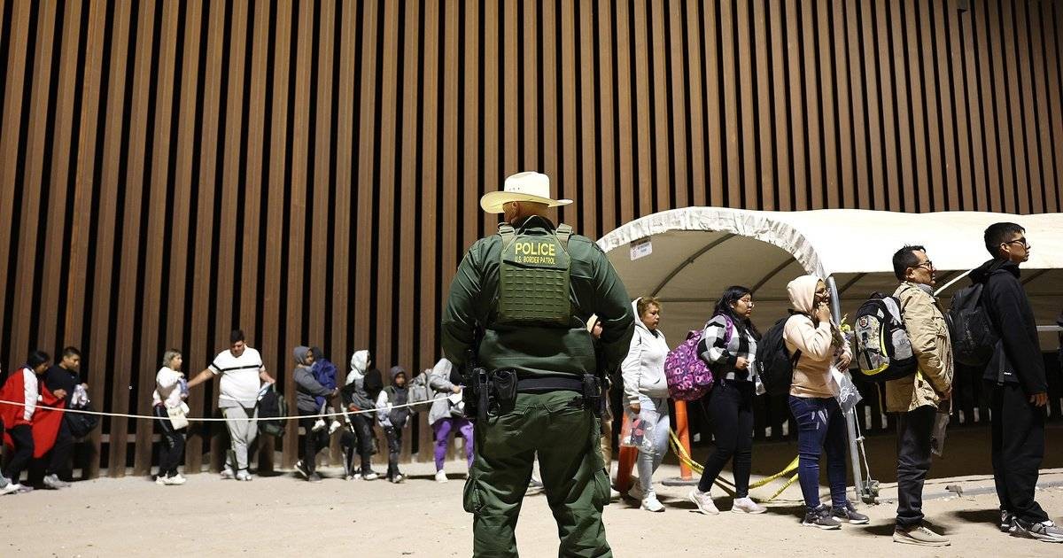 إدارة ترامب تعلن إيقاف جميع قرارات اللجوء