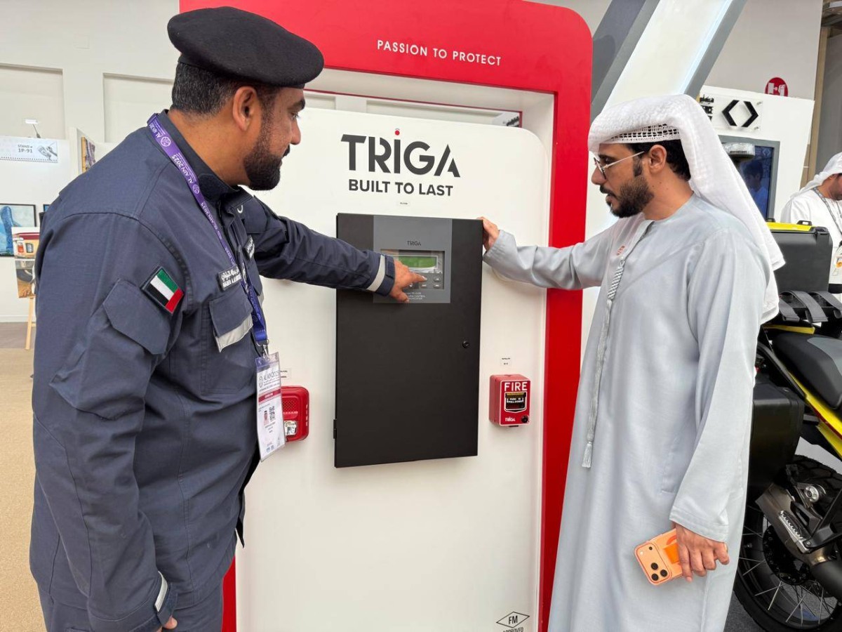 «أبوظبي للدفاع المدني» تستعرض دراجات المستجيب السريع