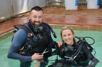 تحطيم رقم قياسي في الحلاقة تحت الماء