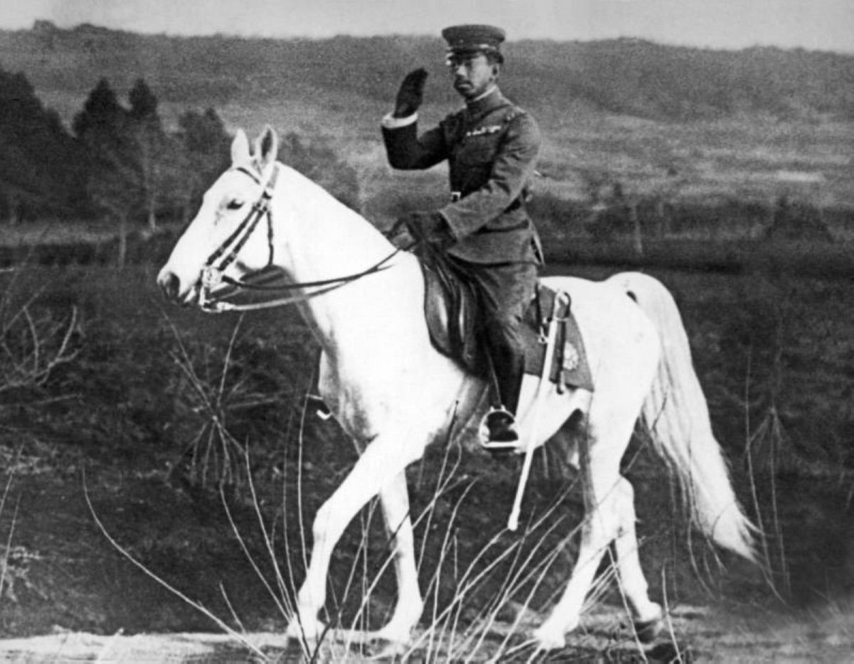 1942 إمبراطور اليابان هيروهيتو يعلن الحرب على الولايات المتحدة في الحرب العالمية الثانية.
