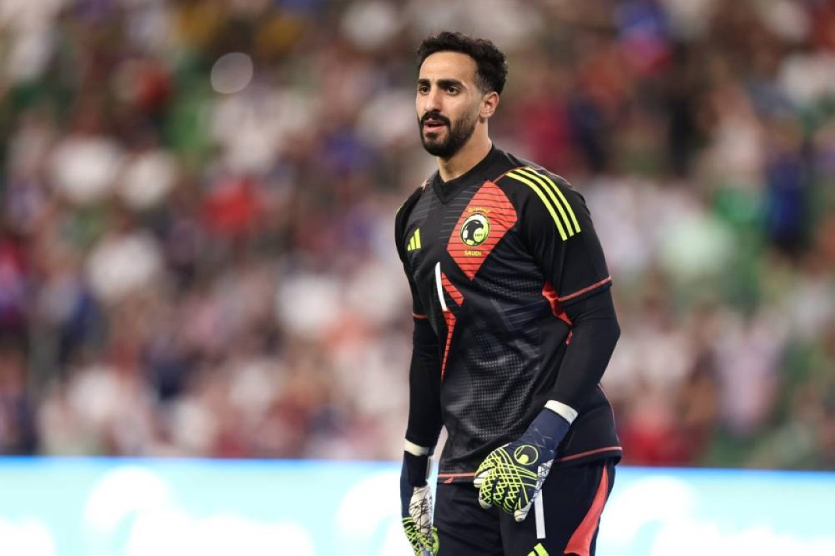 حارس منتخب السعودية يُشعل الأجواء مبكراً: هذه ملياراتنا نصرف منها كما نشاء