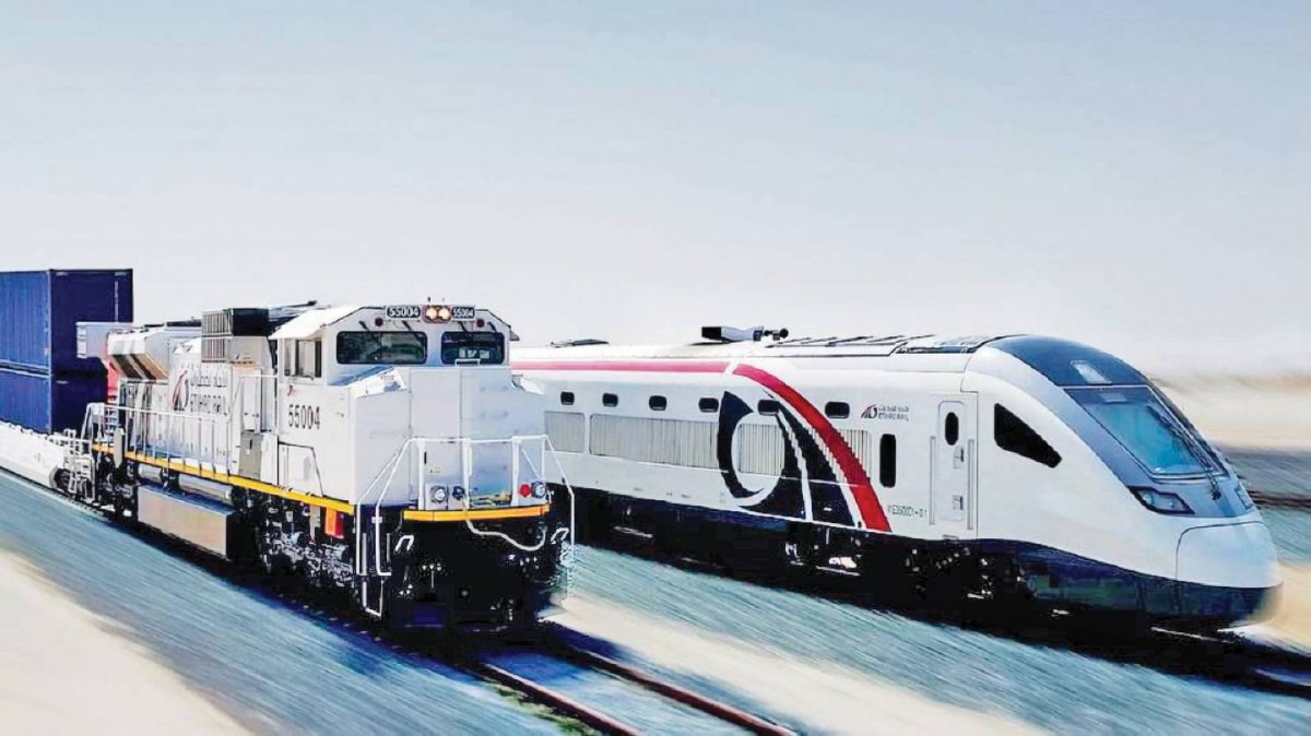 الإمارات تنافس عالمياً بالطرق والموانئ والمطارات