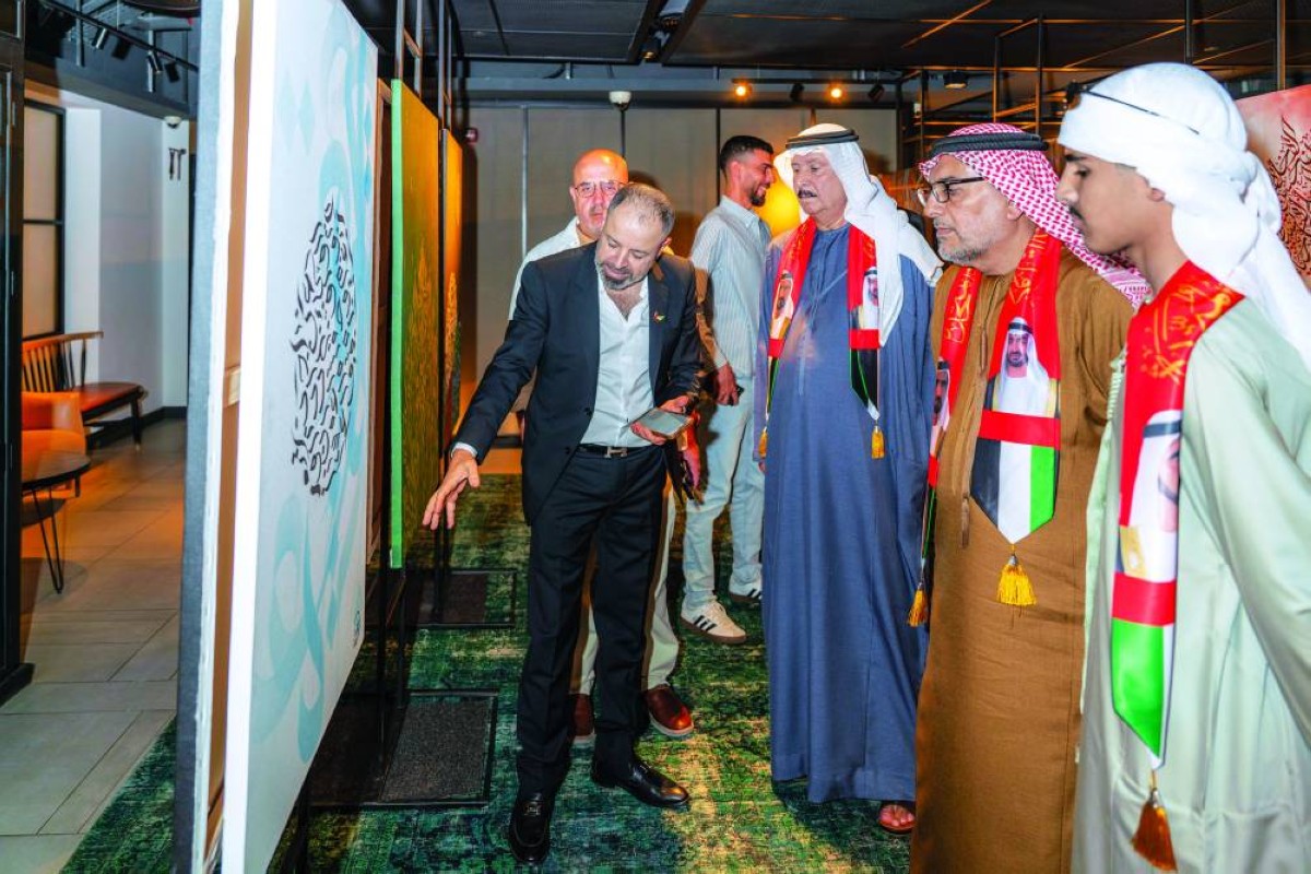 
عبدالله المعينة ومحمد المعينة ويونس بوحسون وسعود المعينة خلال جولة في المعرض المقام ضمن الاحتفالية 