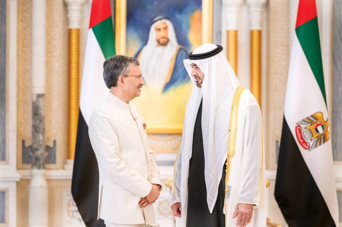 محمد بن زايد في حديث مع ديباك ميتال سفير الهند