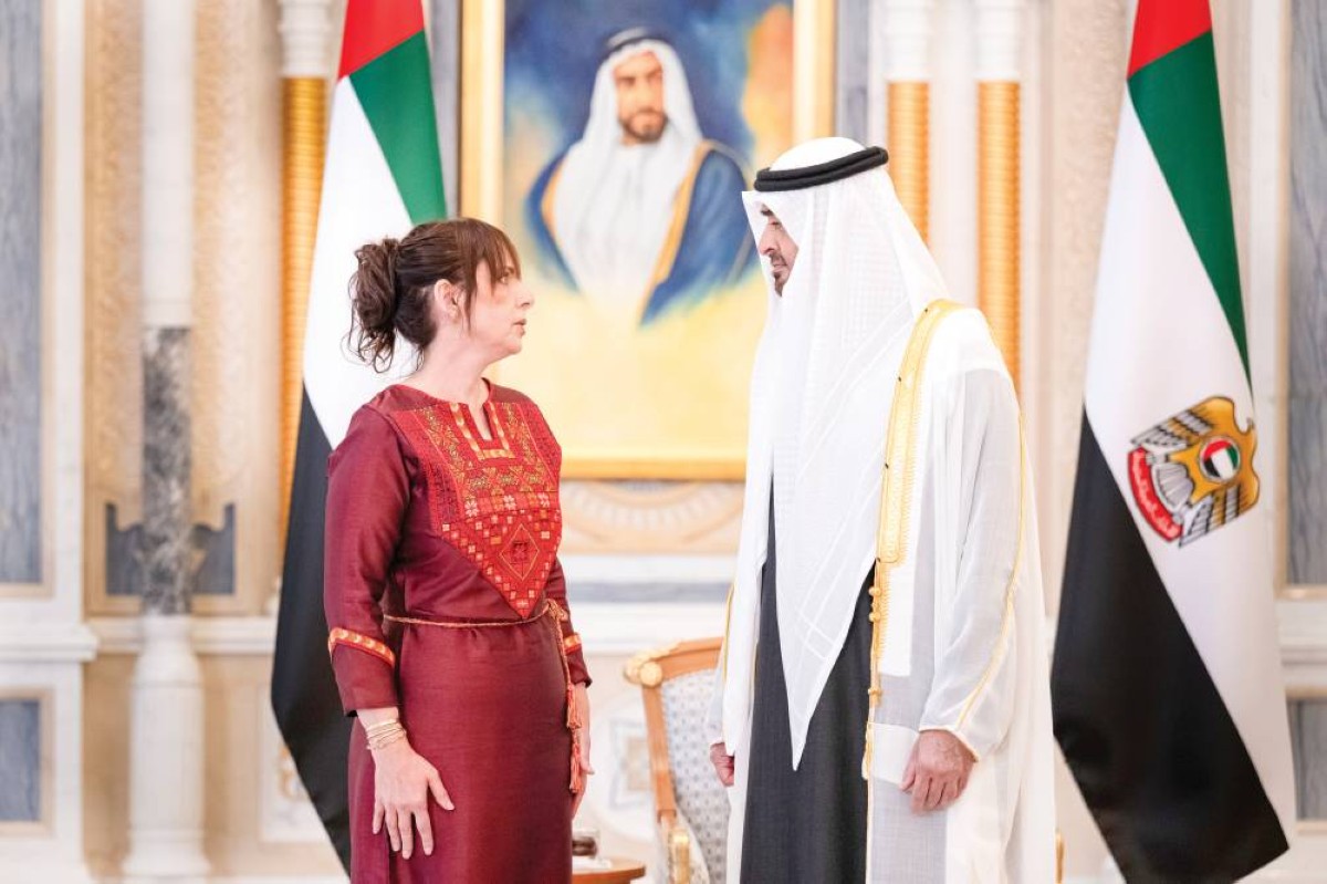 محمد بن زايد في حديث مع عبير الرمحي سفيرة فلسطين