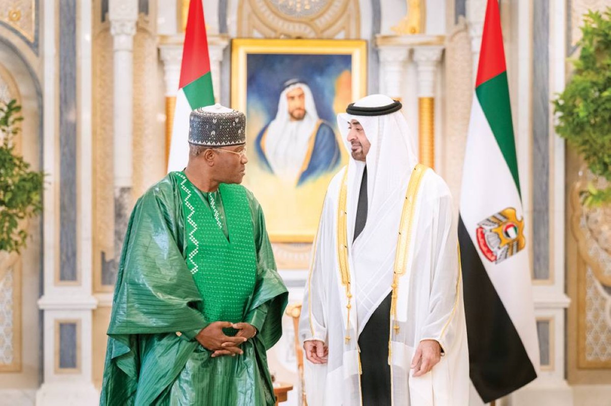 محمد بن زايد في حديث مع محمد مومولو دوكولي سفير ليبيريا