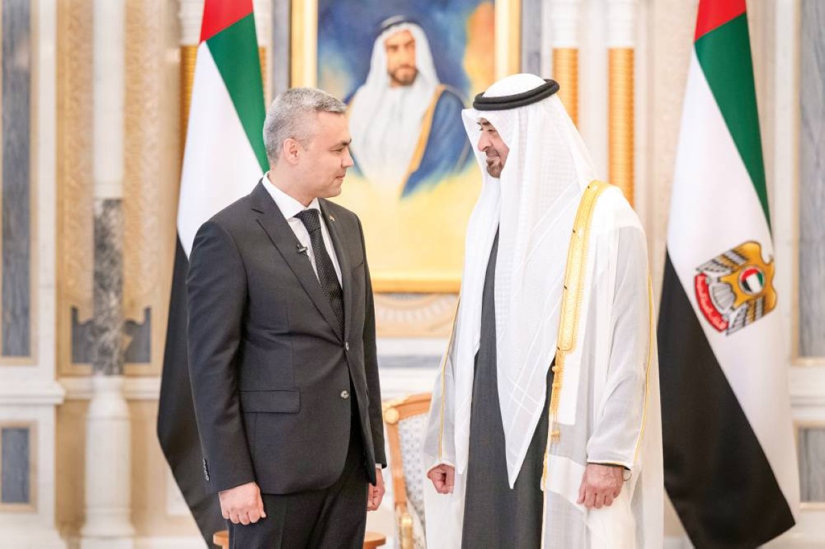 محمد بن زايد في حديث مع بيرام بيراموف سفير تركمانستان