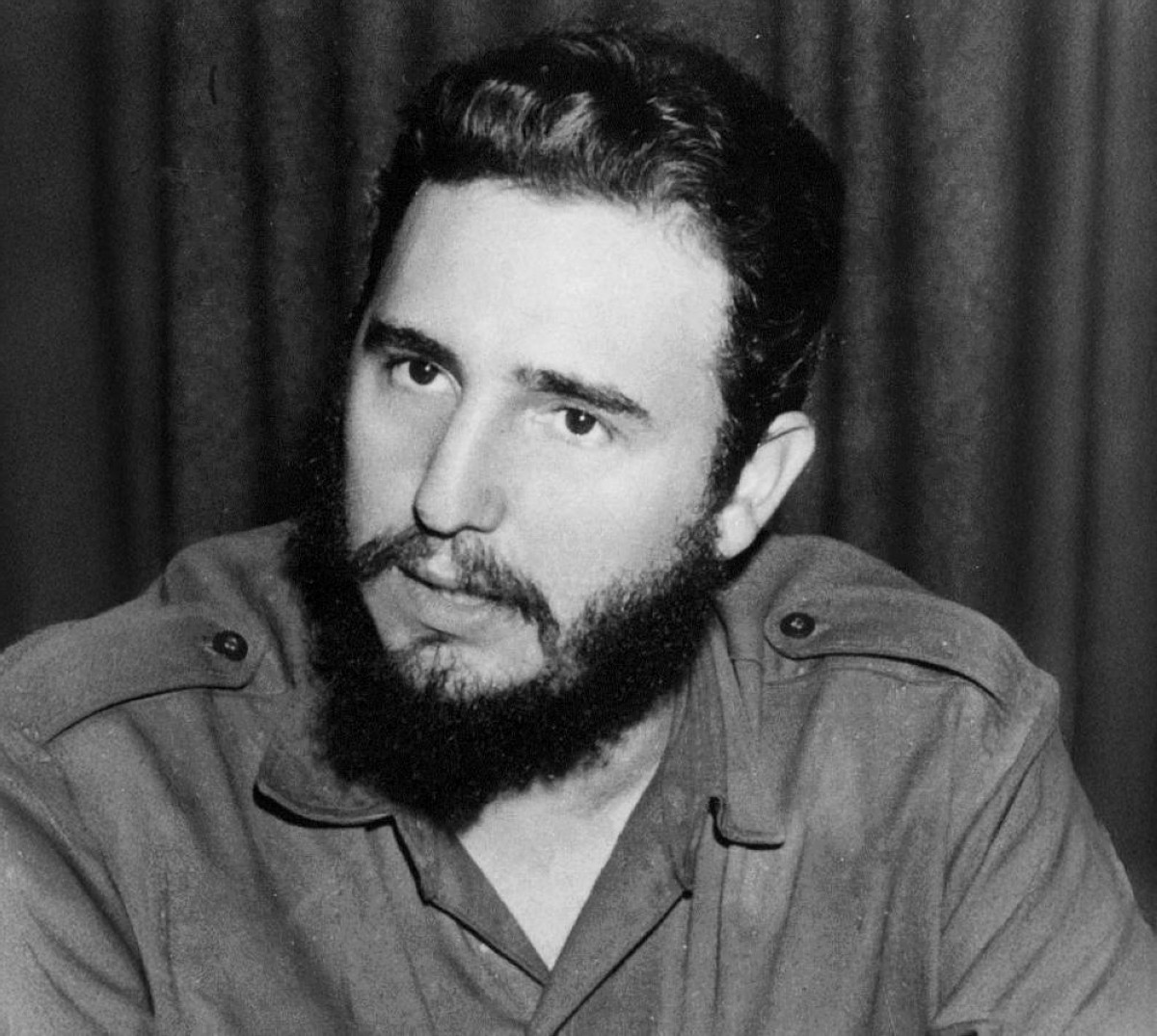 1956 -  فيدل كاسترو يصل إلى كوبا على متن قارب بعد نحو عام قضاه في المنفى بين المكسيك والولايات المتحدة.