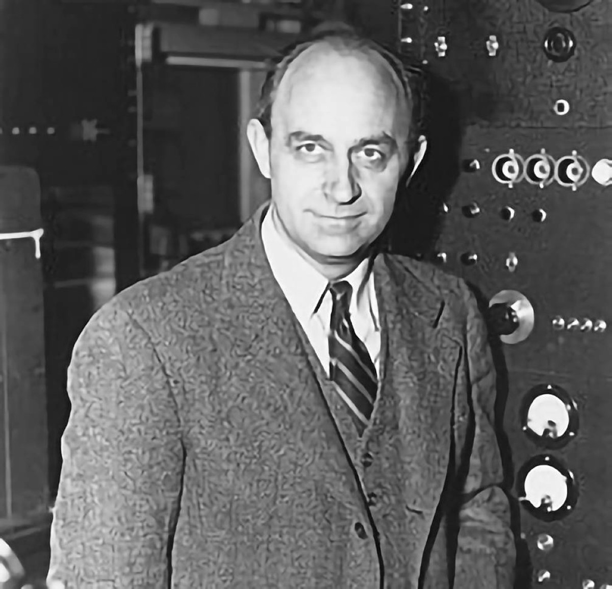 1942 -  تشغيل أول مفاعل ذري في العالم بمدينة شيكاغو الأمريكية بإشراف العالم الإيطالي إنريكو فيرمي.