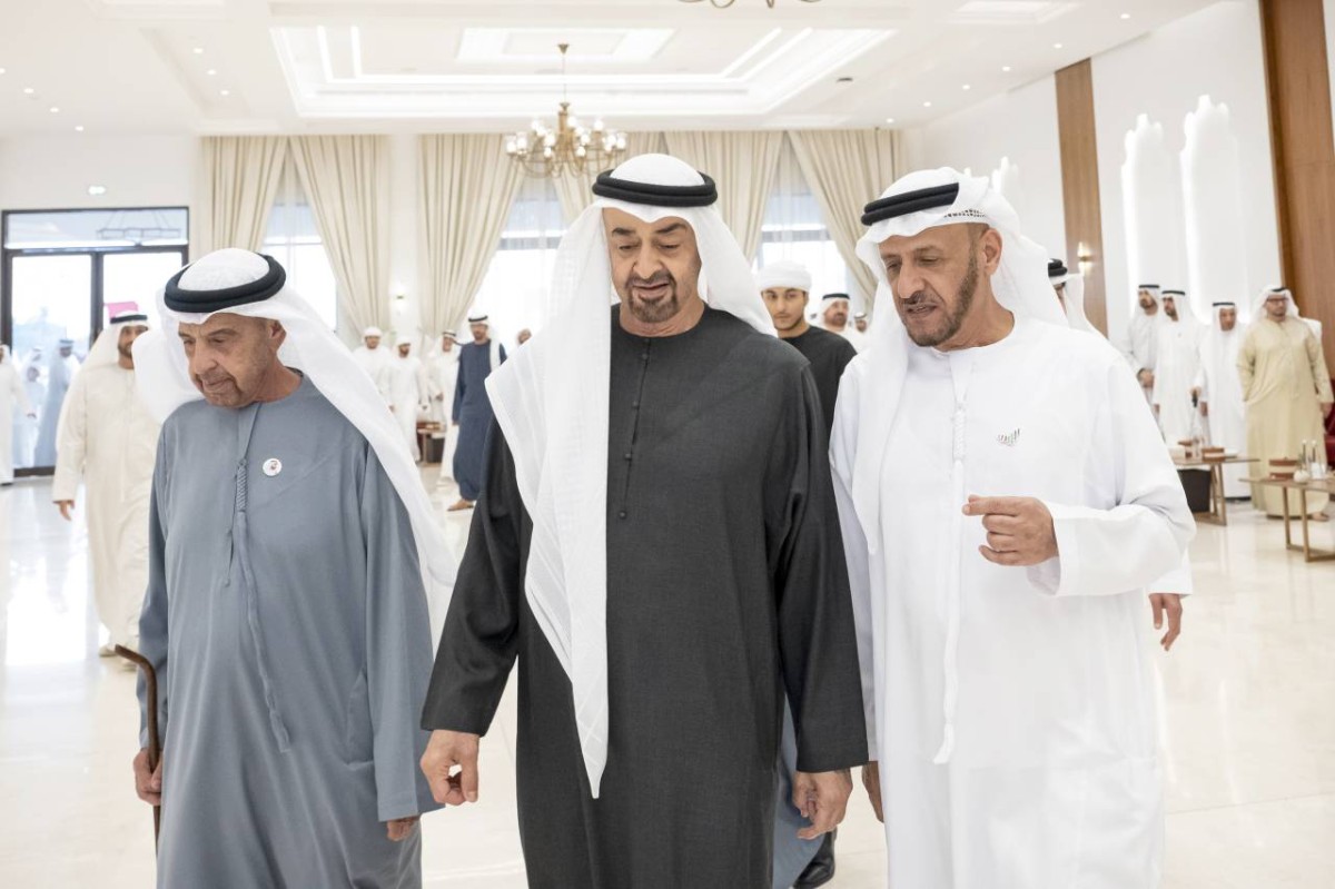 محمد بن زايد خلال حفل الاستقبال بحضور أنور قرقاش وعبدالله الهاشمي