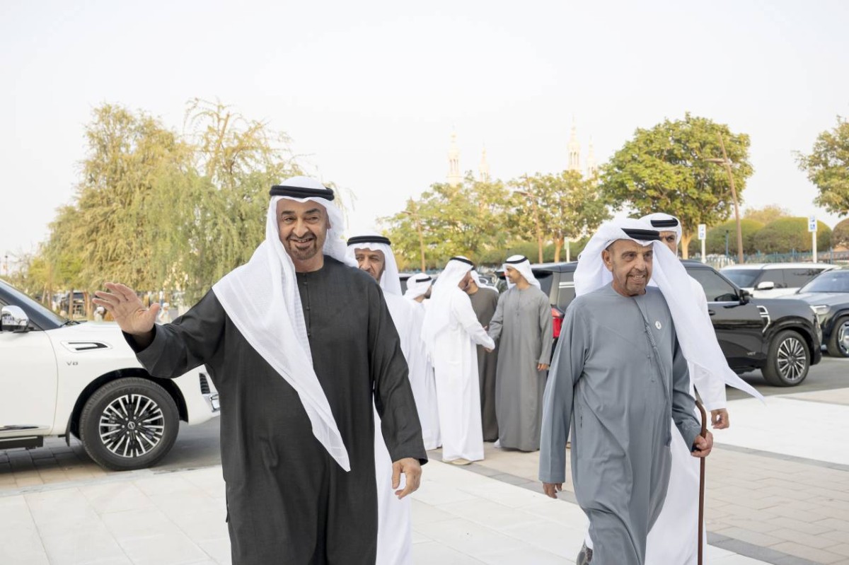 سموه لدى وصوله إلى مجلس الهواشم بحضور حمدان بن محمد بن زايد وعبدالله الهاشمي
