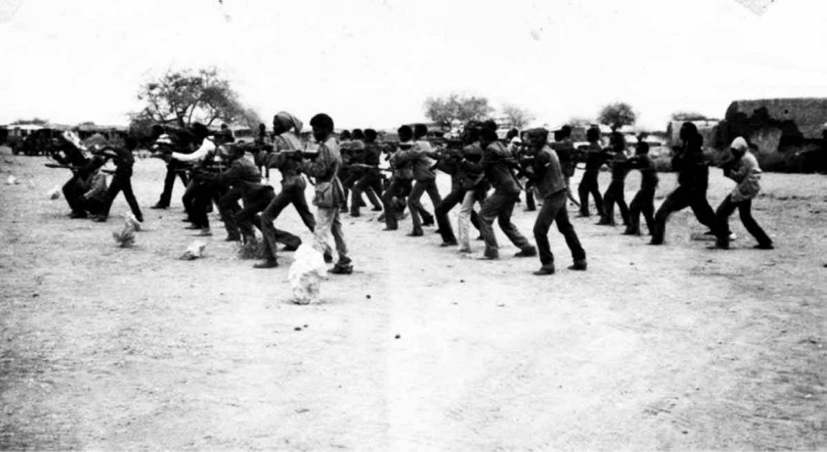 1990 - سقوط العاصمة الصومالية مقديشو في يد المتمردين ضد حكم الرئيس محمد سياد بري.