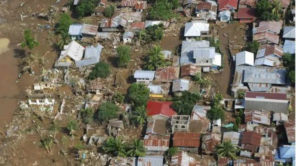 2012 -  مقتل ما لا يقل عن 475 شخصاً بإعصار بوفا في الفلبين.