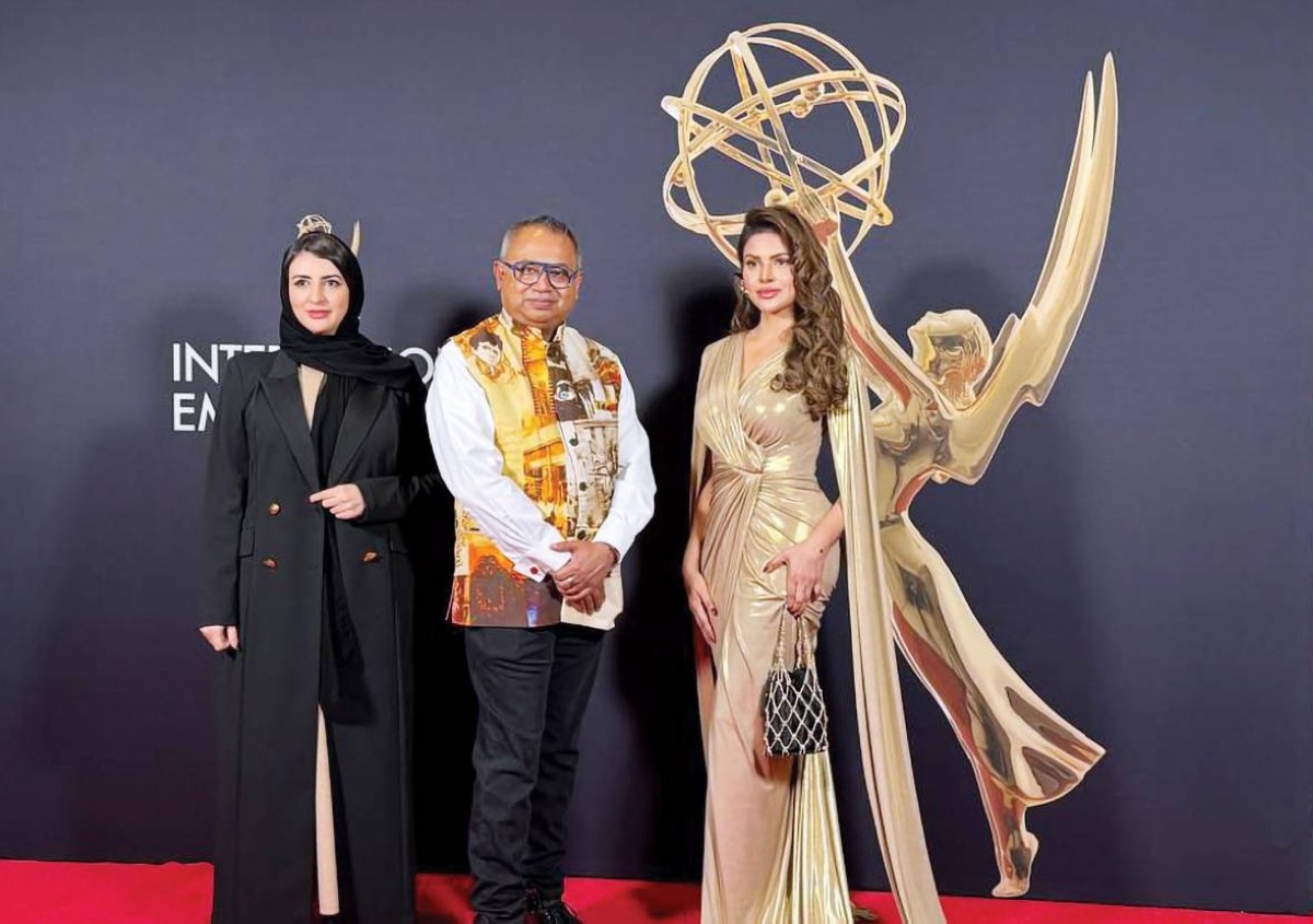 سارة الجرمن ومانوج ماثيو وشيمه محمد خلال مشاركتهم في الحفل 