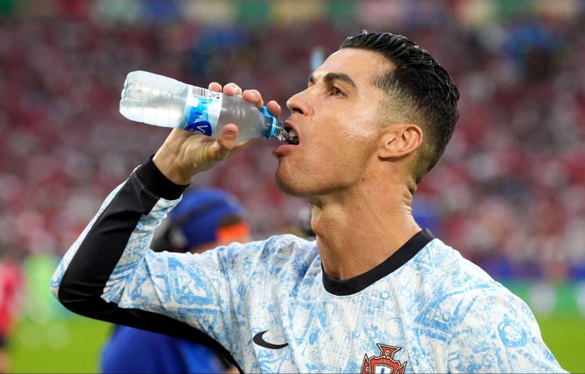 ترطيب الفم.. تقنية غريبة تمنح رونالدو طاقة فورية في الملاعب