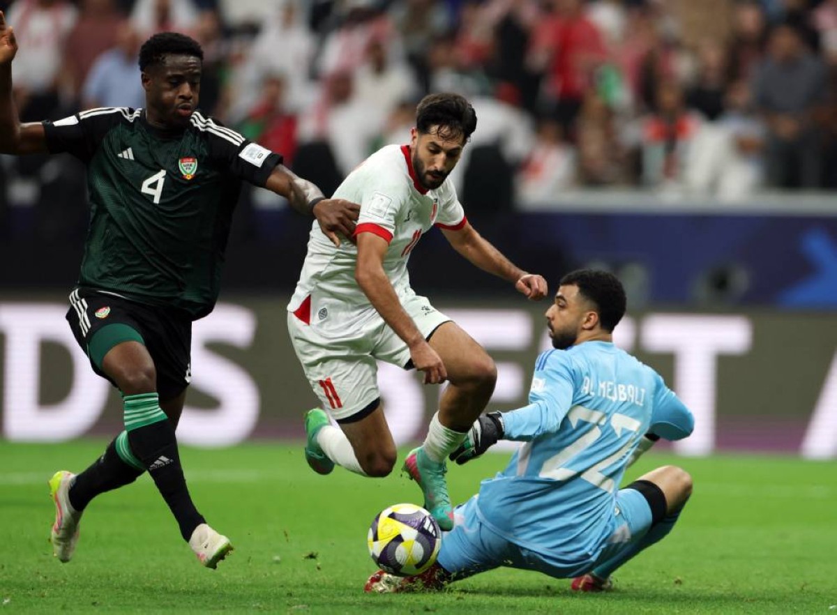 كأس العرب.. أخطاء دفاعية متكررة تعصف ببداية منتخب الإمارات أمام الأردن