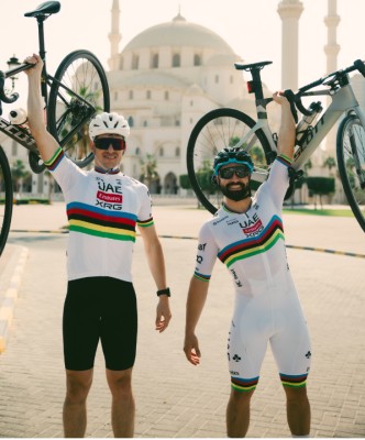 دراجان إسبانيان يجوبان الإمارات السبع احتفالاً بعيد الاتحاد الـ54