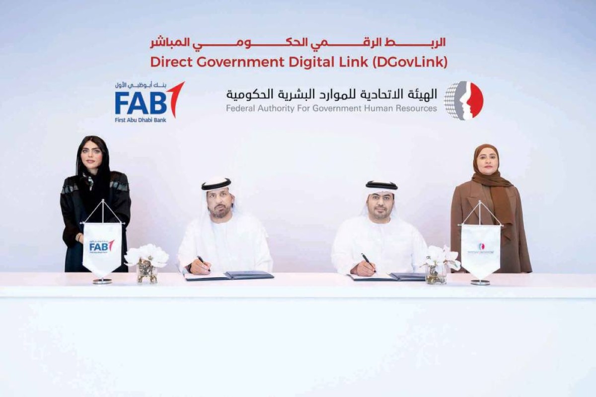 عهود الرومي وفتون المزروعي وفيصل المهيري خلال توقيع الاتفاقية