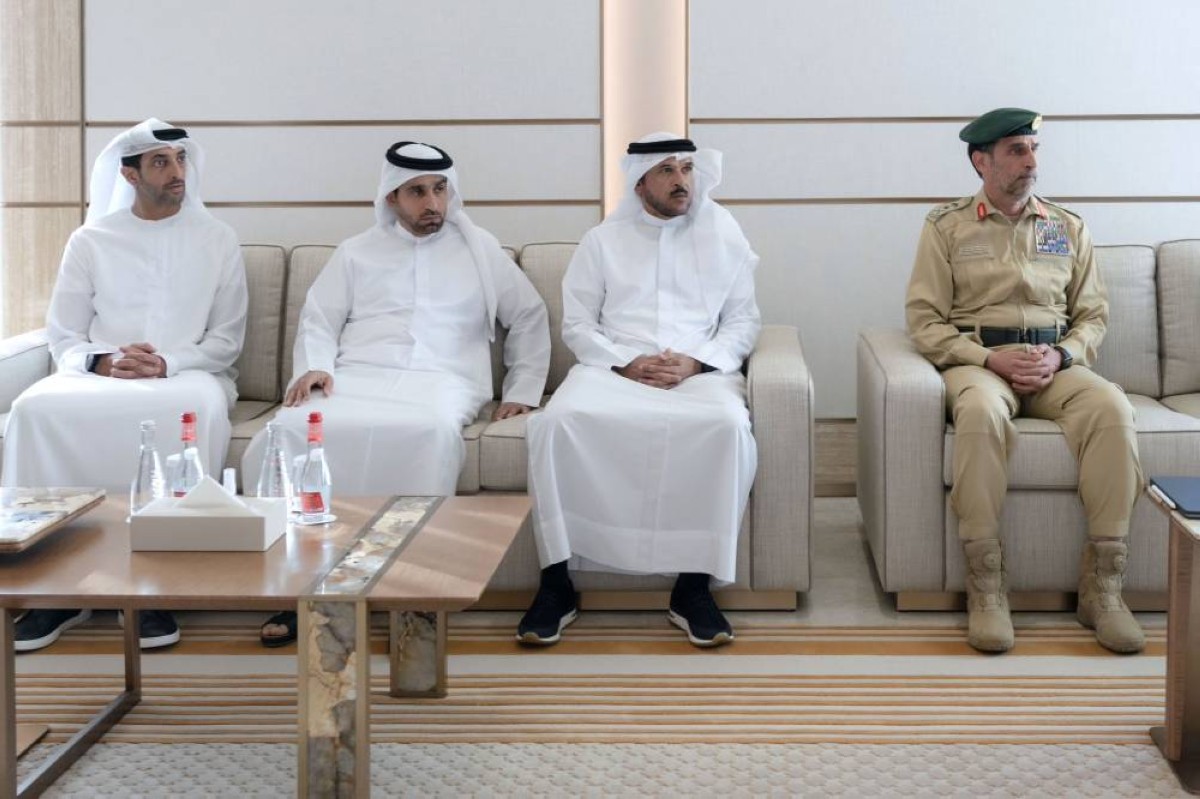  عبدالله المري وحمد المنصوري وعبيد بن سرور خلال اللقاء 