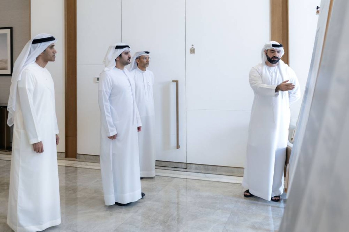  مكتوم بن محمد يستمع إلى شرح عن الخدمات الحكومية بحضور عبدالله البسطي وعلوي الشيخ 