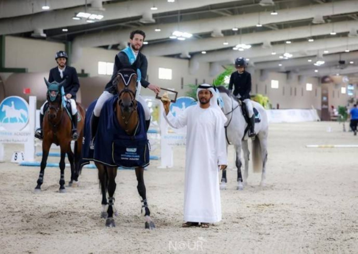 155 فارساً وفارسة في انطلاقة بطولة بوذيب الدولية لقفز الحواجز