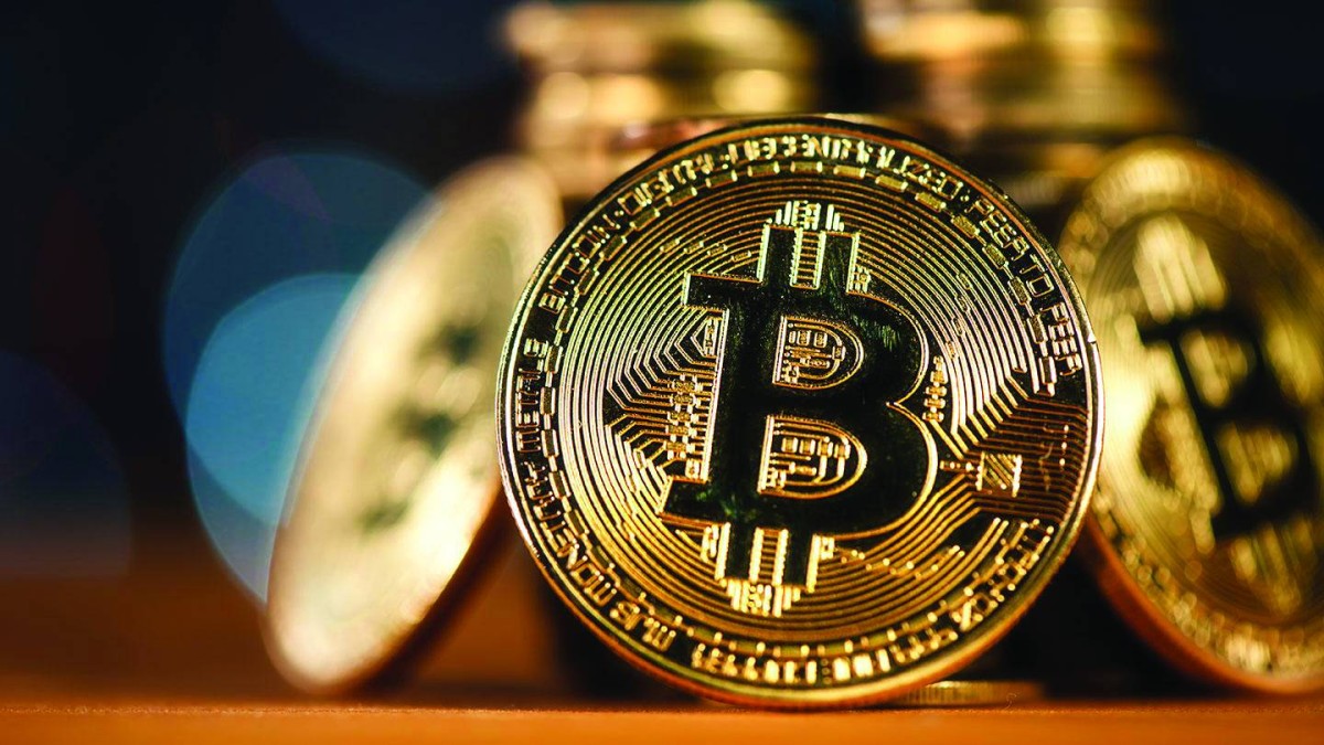 تباين العملات المشفرة.. وبيتكوين فوق 93 ألف دولار