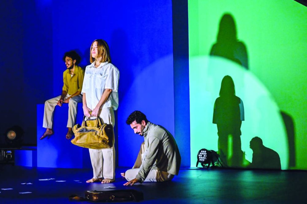 «رماد».. عرض مسرحي يجسد صراع الغربة