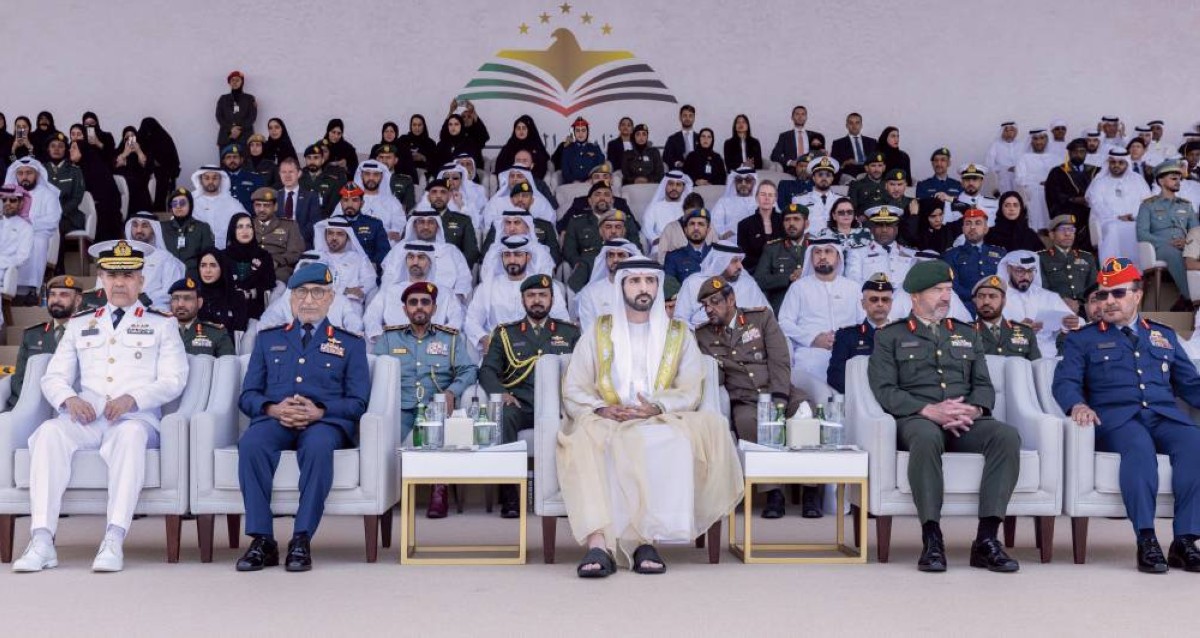  حمدان بن محمد خلال حفل التخريج بحضور عيسى المزروعي وإبراهيم العلوي ومايكل هندمارش وخليفة الخييلي ووليد النقبي وصالح العامري وخليفة الهاملي وسعيد آل علي
