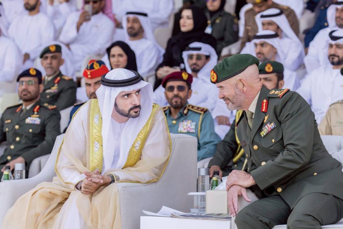  حمدان بن محمد في حديث مع مايكل هندمارش بحضور خليفة الخييلي
