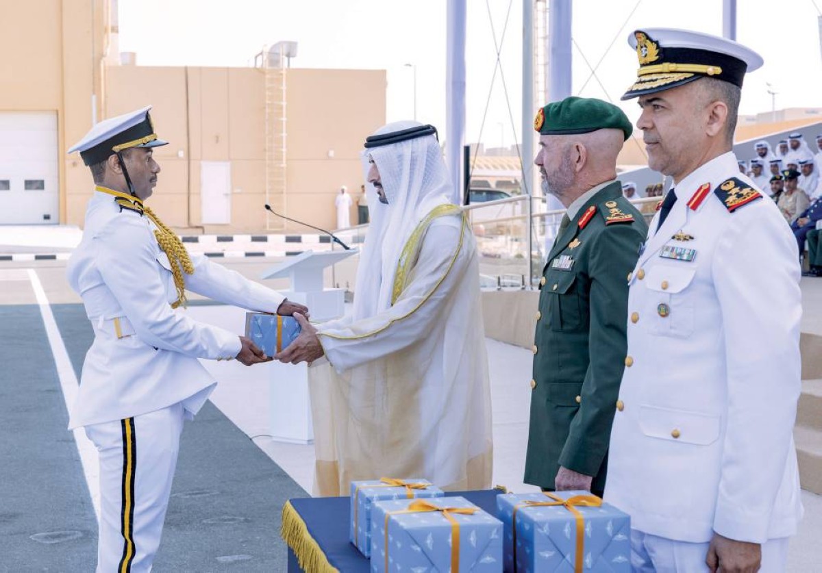  حمدان بن محمد مكرماً أحد الخريجين بحضور مايكل هندمارش ووليد النقبي 