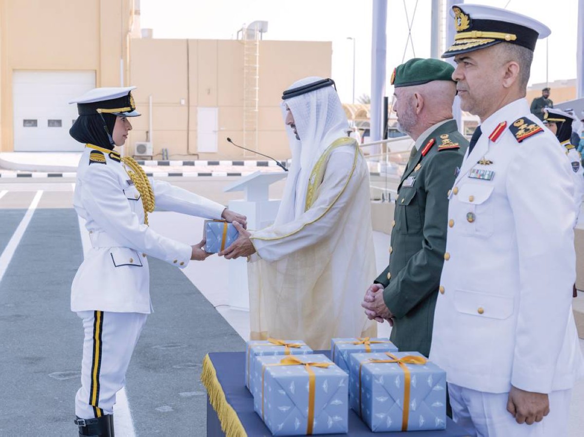  حمدان بن محمد خلال تكريم إحدى الخريجات بحضور مايكل هندمارش ووليد النقبي
