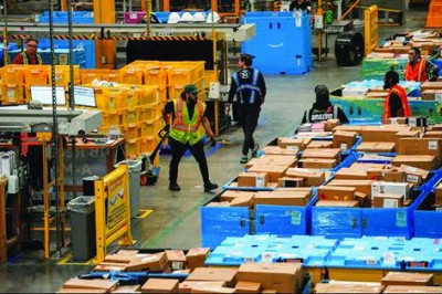 "أمازون" تخطط لقطع علاقاتها مع هيئة البريد الأمريكية لبناء شبكتها الخاصة