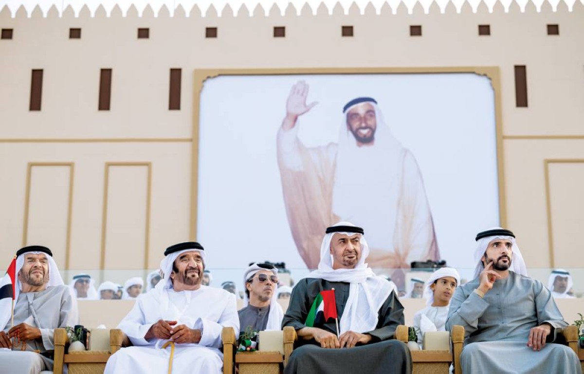  رئيس الدولة خلال متابعة المسيرة بحضور منصور بن زايد وحمدان بن محمد وسيف وسرور بن محمد 