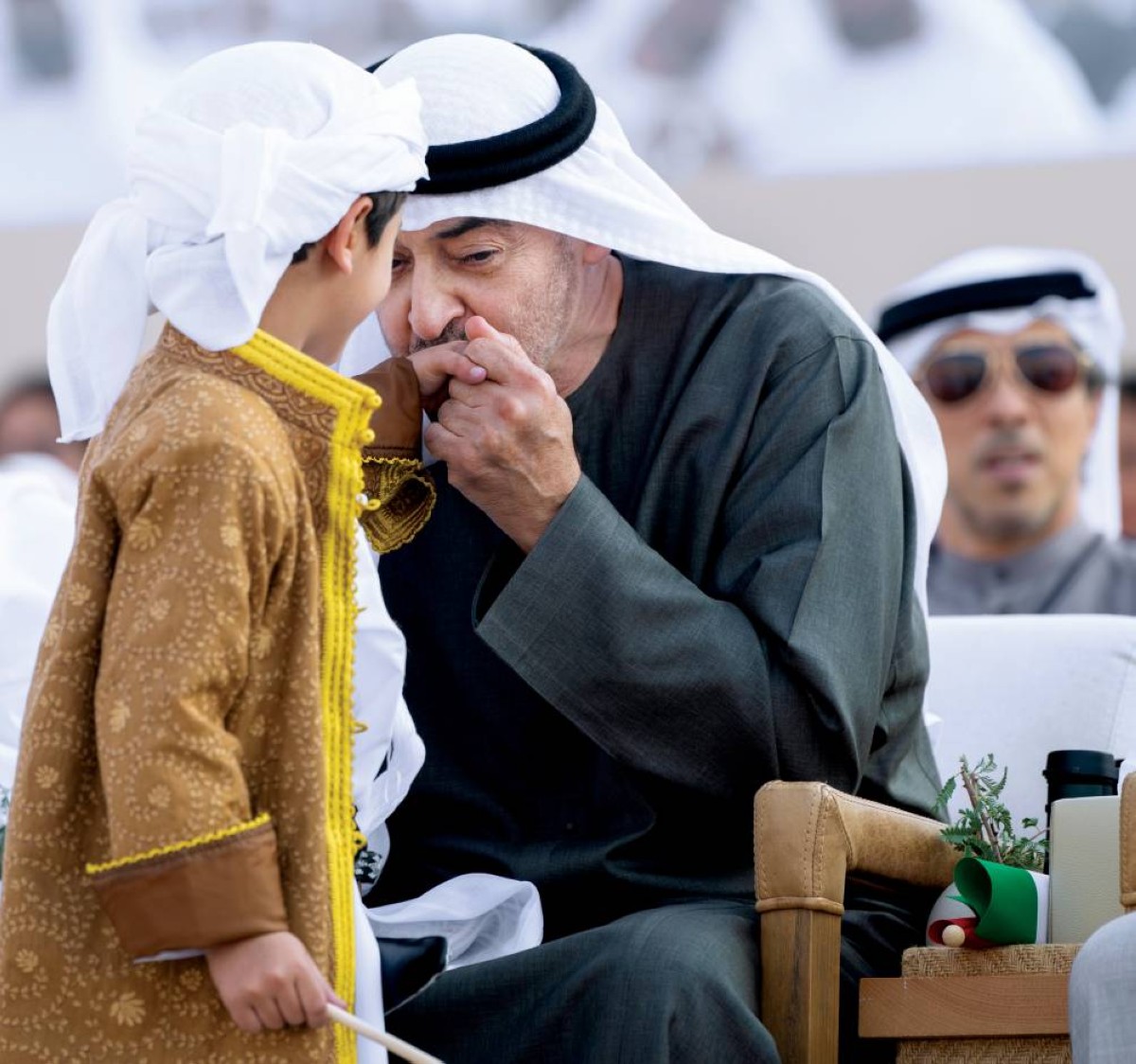  محمد بن زايد في لقطة حنو أبوية مع أحد أشبال الوطن 